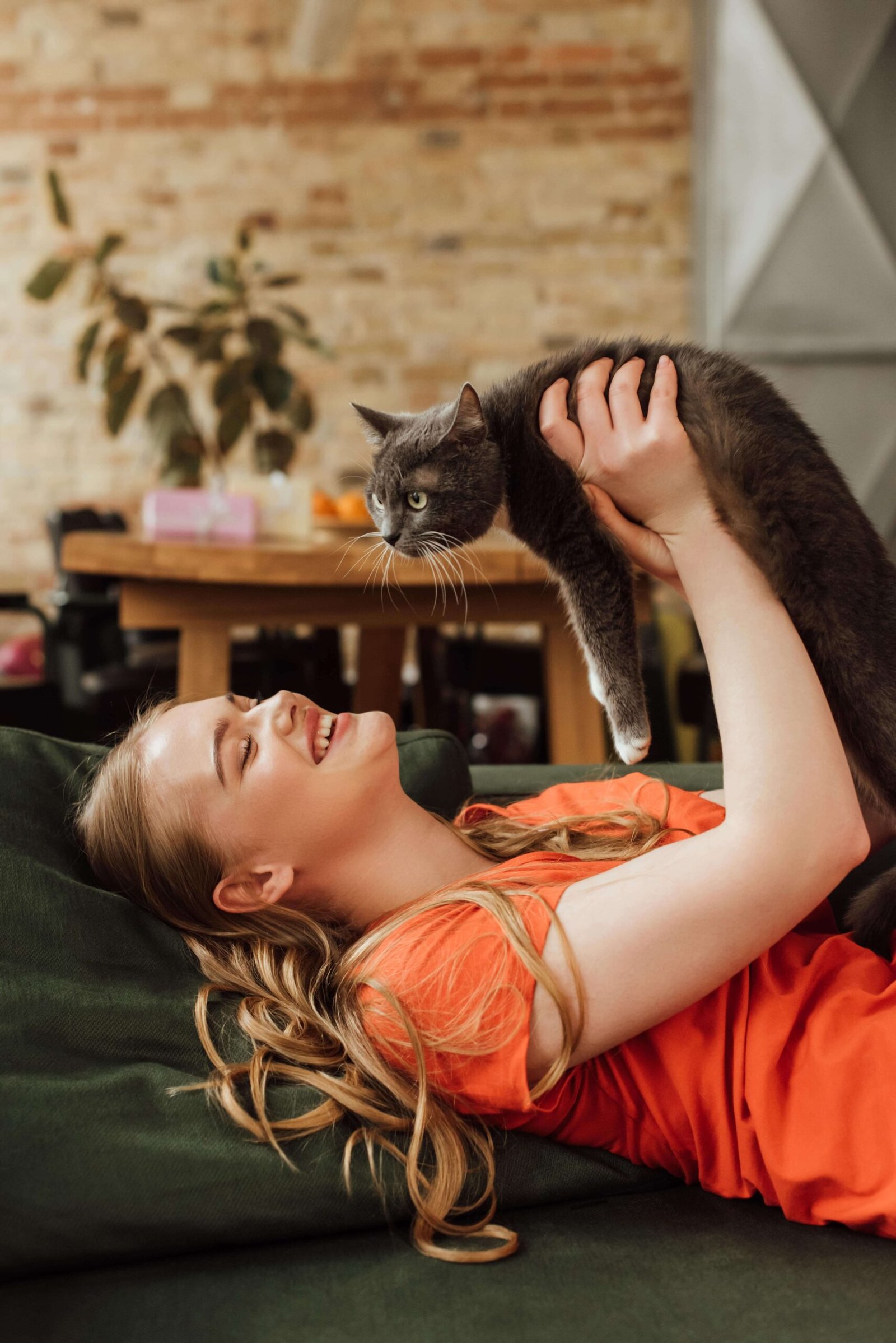 Femme heureuse avec son chat